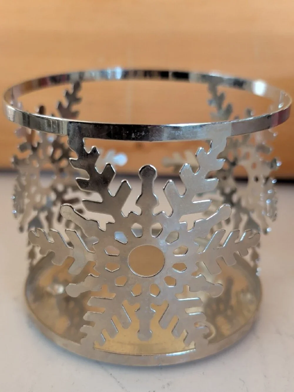 New, Yankee Candle Red 3-Wick Jar with Silver Snowflake Holder.🌟